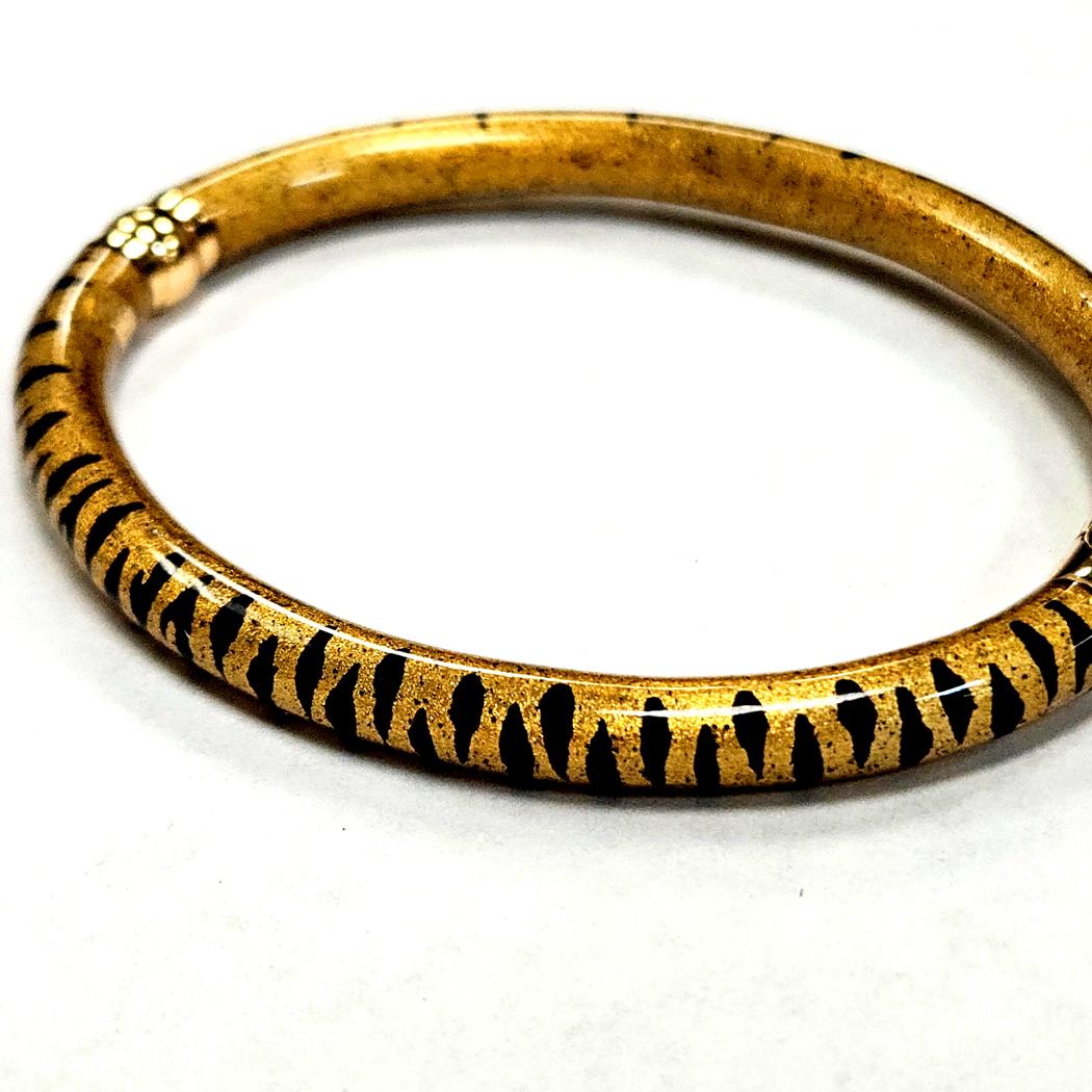 SOHO Jewelry 18 Karat Yellow Gold Black and Gold Tiger Pattern Enamel Hinged Bangle  Bracelet, Italy MDEB-00305