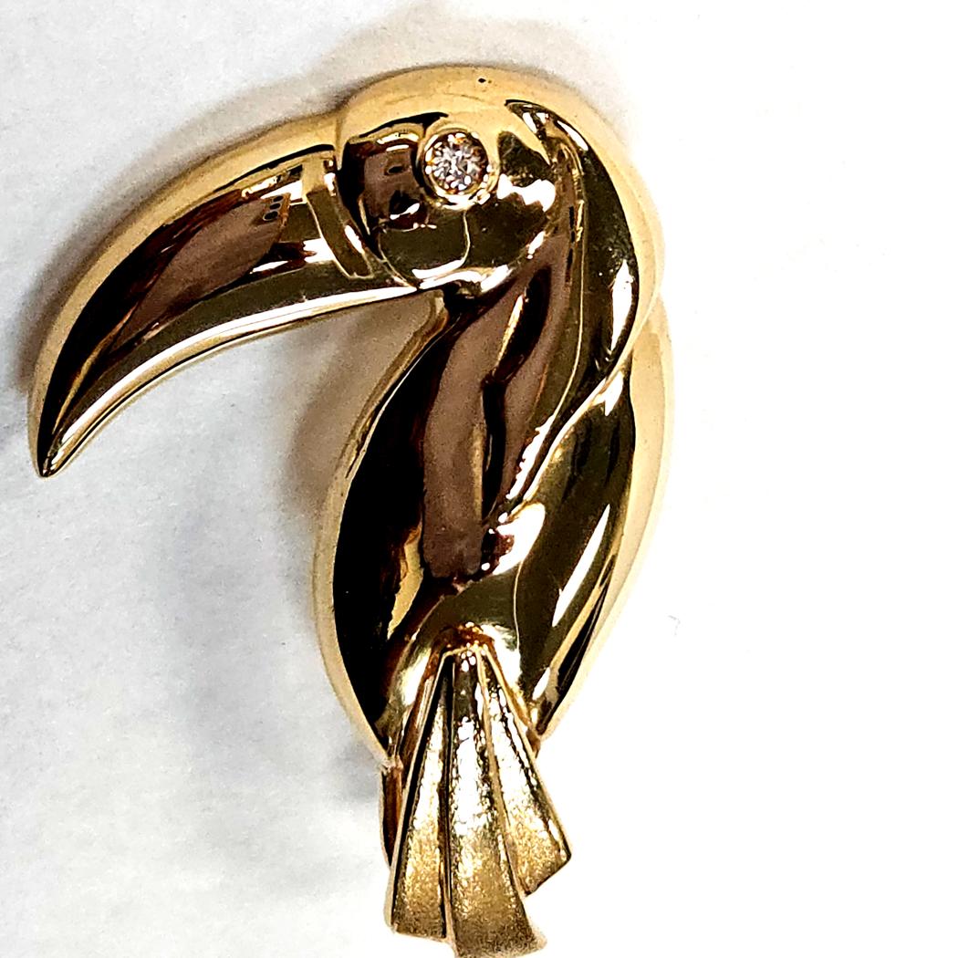 Vintage Italian 18 Karat Gold Toucan Brooch Pin with Diamond Eye, circa 1980s