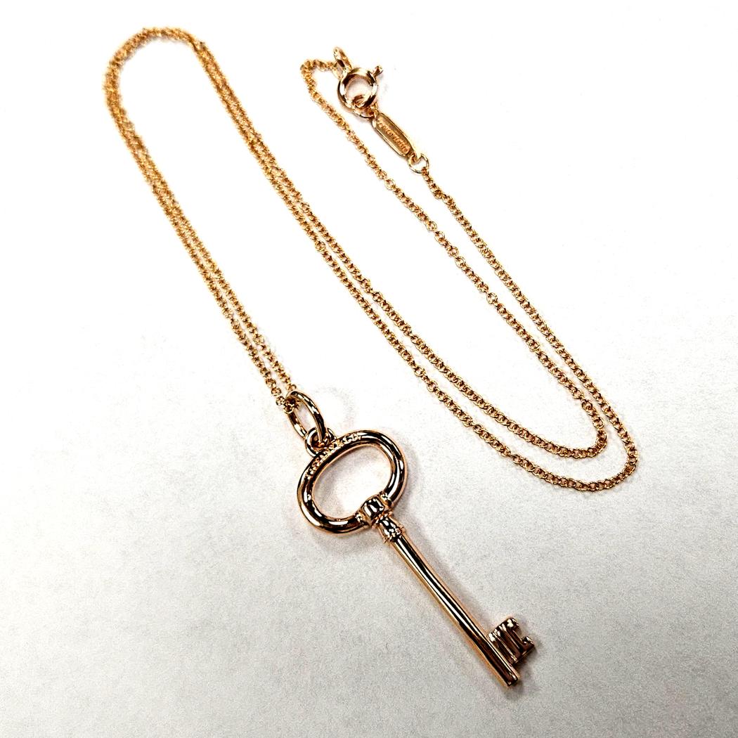 Tiffany & Co. 18Kt Rose Gold Key Pendant with Chain  Elegant and timeless  MD-EB-0267